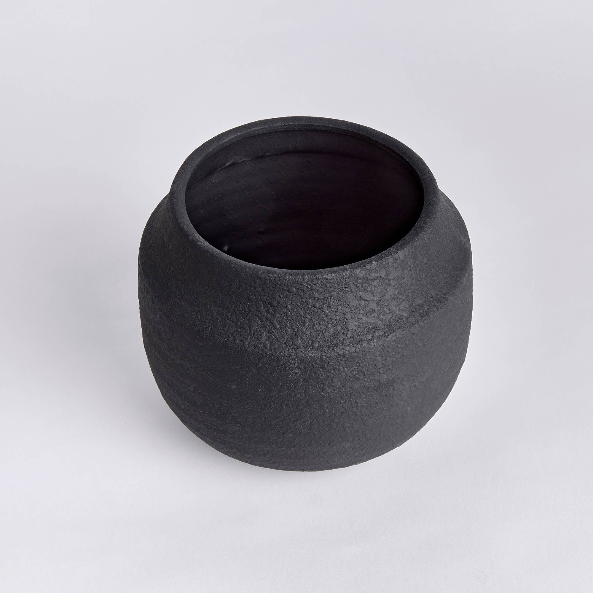 Geena Cachepot, Black